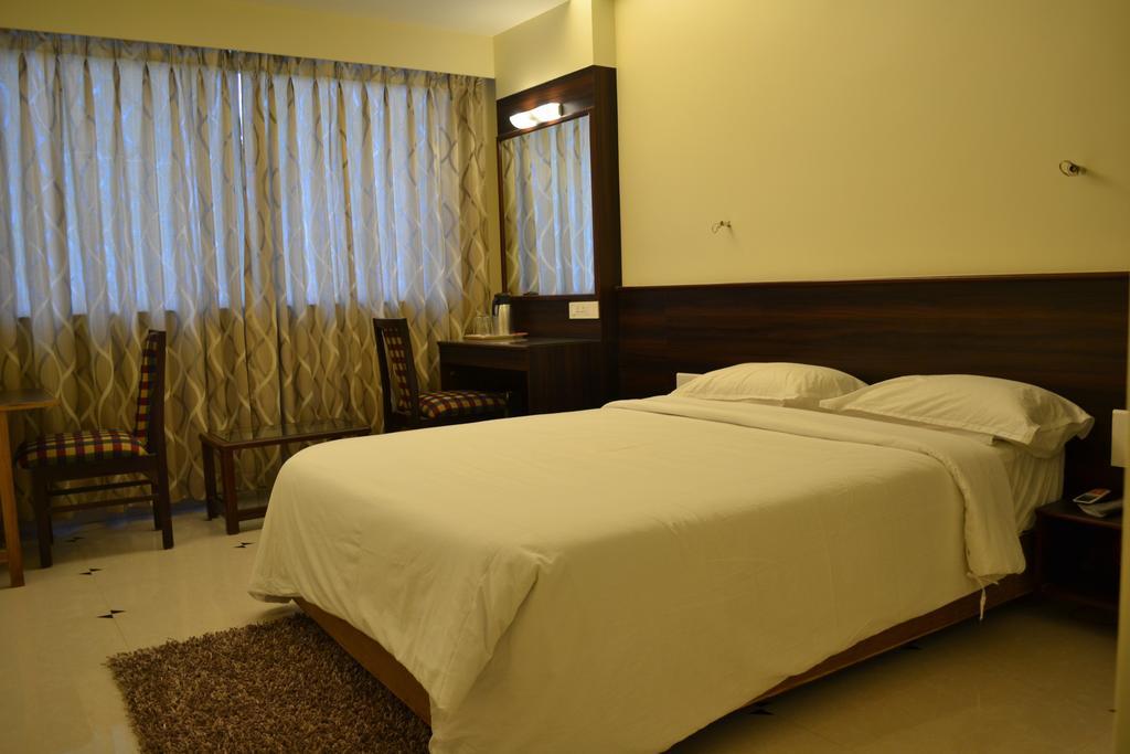 Hotel Greenland-Elegant Colhapur Quarto foto